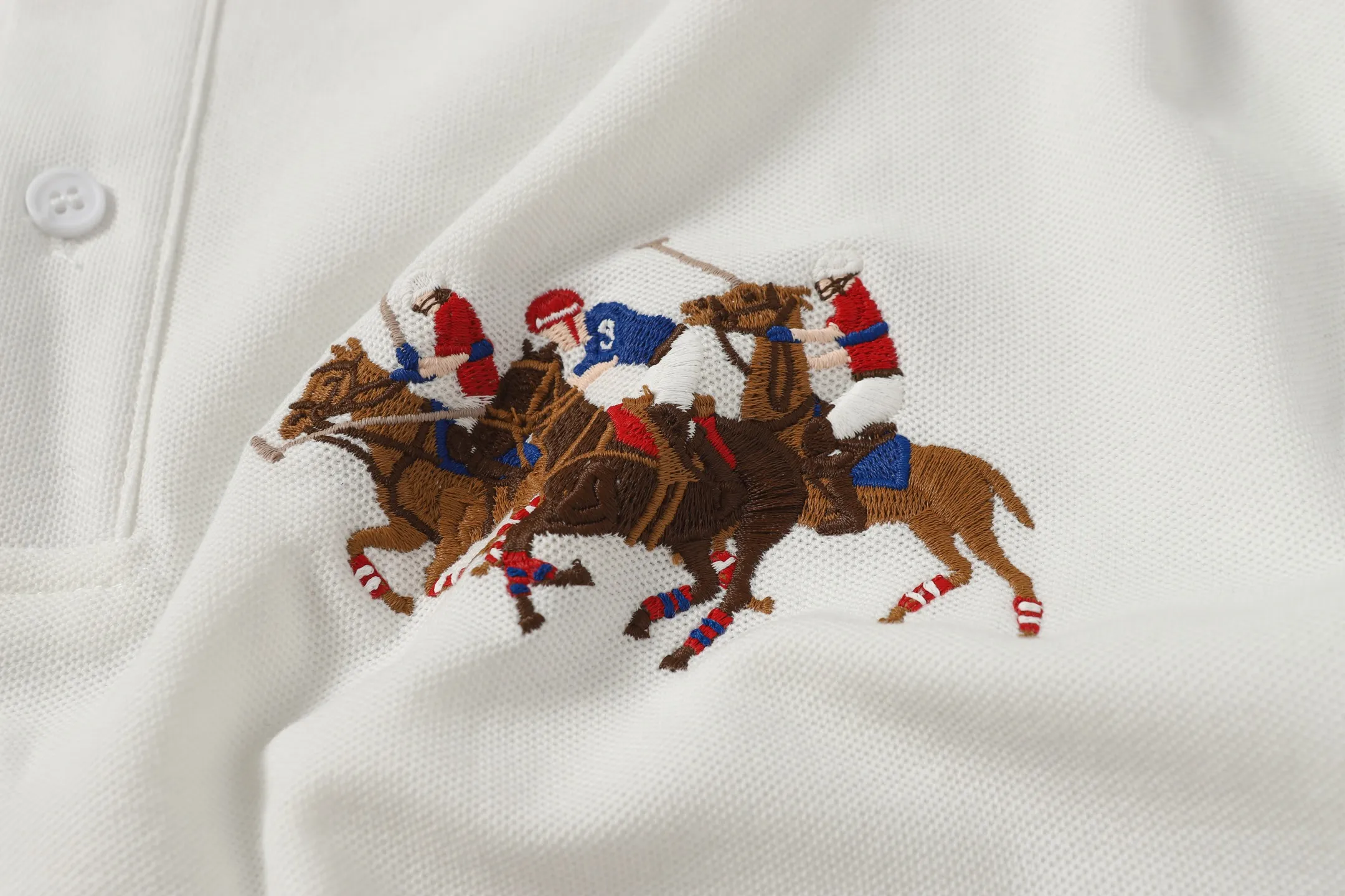 P160 Style No.: A011 [Ralph Lauren Classic Three Ponies Digital Embroidered Polo Shirt] ✅250 grams of fine cotton pique fabric, custom-woven and dyed threads ✅Original stickers Scan the QR code to enter the official website ✅Large version, loose and stylish, can wear up to 210 pounds Color: Black White Navy Blue Sky Blue Dark Gray Floral Gray Size: S-XL